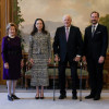 El rey Harald de Noruega (3.º de izq. a der.), la reina Sonia (izq.) y el príncipe heredero Haakon recibieron a la ganadora del Premio Nobel de la Paz María Corina Machado en audiencia en el Palacio de Oslo.