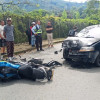 En la carretera entre Chinchiná y Palestina, un motociclista sufrió lesiones en sus extremidades, tras chocar con un carro.