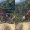 Así despejan el derrumbe que tapó la vía entre Risaralda (Caldas) y la vereda La Rica, de Anserma. Siete veredas están afectadas desde hace dos meses. 