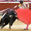 El torero español Marco Pérez lidia el toro 'Sombrerito' de la ganadería de Juan Bernardo Caicedo, este viernes en Cali (Colombia). 