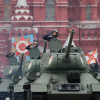 Rusia confirmó que retomó contactos con Estados Unidos para discutir el nuevo plan de paz en Ucrania. Estas son las exigencias rusas, hay una exigencia espinosa. En la foto, tanques rusos durante el desfile militar del Día de la Victoria en la Plaza Roja en Moscú, Rusia, el 9 de mayo de 2021. 