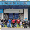 Personas hacen fila en el Centro Nacional de Atención en Frontera ( Cenaf) en la frontera de Ecuador con Colombia este viernes, en Tulcán (Ecuador).
