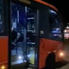 El asaltante accionó su arma mientras estaba en el bus con la fortuna de que el disparo impactó contra el parabrisas. 