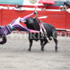 José Arcila sufrió una herida profunda en el muslo luego de la cornada que sufrió. El toro giró con él todavía con el pitón incrustado en su pierna.