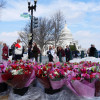 Personas caminan frente a ramos de flores colombianas este miércoles, en Washington (EE.UU.).