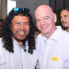 Fotografía cedida por la Federación Colombiana de Fútbol del presidente de la FIFA, Gianni Infantino (d), con el exarquero de la selección Colombia de fútbol René Higuita, durante la inauguración del Centro de Alojamiento para el Alto Rendimiento de la FCF este martes, en Barranquilla (Colombia).