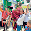 Foto | Jorge Iván López | LA PATRIA Ante el percance de la caída de Jesús y su borrico durante la procesión en Neira, un acompañante debió terminar el recorrido con la figura cargada.
