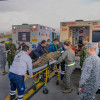 Integrantes de organismos de rescate trasladan a un herido de un accidente aéreo este lunes, en el Comando Aéreo de Transporte Militar (Catam) en Bogotá. 