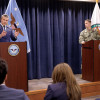 El Secretario de Defensa de Estados Unidos, Pete Hegseth (izq.), habla durante una conferencia de prensa en la sede del Comando Central de los Estados Unidos (Southcom) en la Base de la Fuerza Aérea MacDill en Tampa, Florida, EE.UU., el 5 de marzo de 2026.