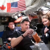 Los astronautas Reid Wiseman, Jeremy Hansen y Christina Koch muestran los alimentos que consumen a bordo de la nave Orion. Las demostraciones de qué comen y cómo preparan sus comidas se han convertido en uno de los momentos icónicos de la misión lunar Artemis II.
