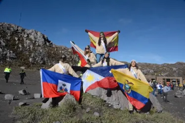Haití, Polonia, España, Filipinas y Ecuador relucieron las banderas de sus países.