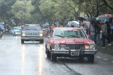 160 vehículos clásicos avanzaron desde la Avenida Santander hasta el Monumento de Los Colonizadores.