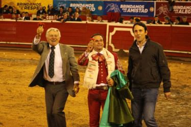 El torero español Antonio Ferrera dio anoche la vuelta al ruedo con Miguel y Marcelo Gutiérrez de la ganadería de Ernesto Gutiérrez Arango, luego de indultar al novillo Panadero de 360 kilos.