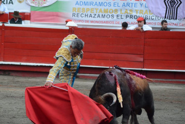Derechazo de Luis Bolívar al toro Camarero al que le cortó una oreja.