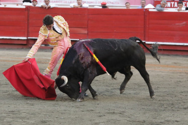 Derechazo de Cayetano Rivera al toro Amadís de Grecia de 450 kg.