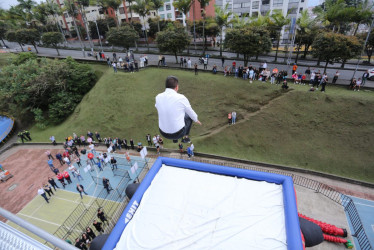 El alcalde de Manizales, Jorge Eduardo Rojas, y dos miembros de su gabinete, se lanzaron desde 4 metros, 8 metros y 12 metros en el Bag Jump de la Feria. Reviva el momento en el que el mandatario saltó.