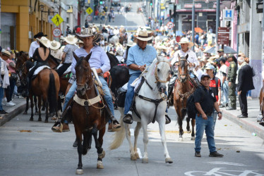 Este año se contará con cinco ambulancias y 20 paramédicos de 12 a 20) para cubrir el recorrido. Emas contará con 150 operadores para la limpieza.