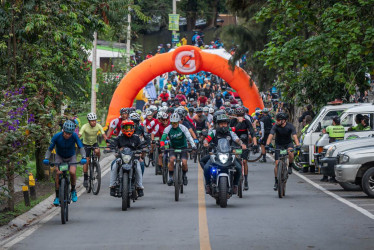 Tierra, agua y ascenso: 1.100 ciclistas conquistan el Alto del Oso durante la Feria de Manizales 2025. Recorrieron unos 30 kilómetros y ascendieron al Mirador de Las Palomas, a 2 mil 600 metros sobre el nivel del mar. Transitaron sobre cemento, tierra y agua. 