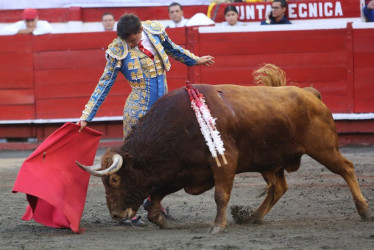 El matador de toros José Arcila le instrumenta un derechazo al astado Indígena de 458 kg de la ganadería de Las Ventas del Espíritu Santo. Con esta faena conquistó una oreja a ley.