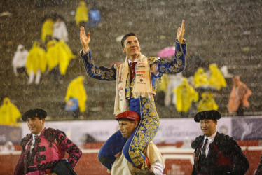 Salida en hombros del manizaleño José Arcila, quien cortó dos orejas en la tercera corrida de la 70.ª Temporada Taurina de Manizales.