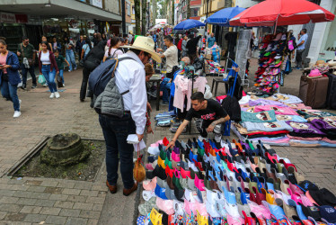 La variedad de negocios es amplia: hay puestos de títeres, juguetes, ollas, ropa, alcohol, comida, ropa para muñecas, bisutería, libros y sombreros, etc.