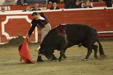 Derechazo de César Rincón a su novillo toro Chispas de 406 kg de la ganadería de Ernesto Gutiérrez.