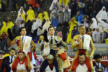 Marco Pérez, Daniel Luque y Luis Bolívar salieron en hombros anoche de la Plaza de Toros de Manizales, luego de cortarle cada uno las dos orejas a sus ejemplares de la ganadería de Juan Bernardo Caicedo.