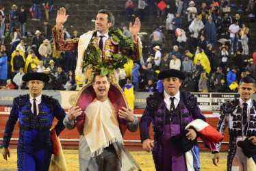 El torero español David de Miranda le cortó tres orejas a sus toros de la ganadería de Santa Bárbara y salió en hombros en su debut en la Plaza de Toros de Manizales.