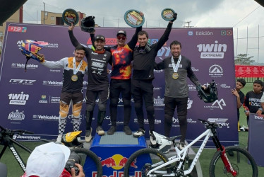 El podio del Down Hill Urbano de la Feria de Manizales 2026. El título fue para el manizaleño Camilo Sánchez, conocido como Paquito.