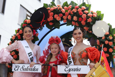 El Salvador y España también se robaron las miradas con sus atuendos. 