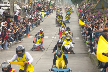 Cientos de aficionados se acomodaron a lado y lado de la vía para ver la primera etapa de los carritos de balineras de la Feria. Se disputó entre La Sultana y La Toscana.