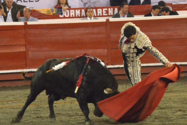 Natural de Juan de Castilla al toro Buenavida de la ganadería de Santa Bárbara, que le permitió ser el triunfador de la temporada taurina anterior.