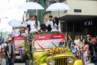 Las 24 candidatas al Reinado Internacional del Café desfilaron por las principales calles de Chinchiná luego de visitar las instalaciones de Buencafé Liofilizado.