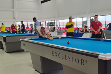 Yehirson Peñarete Londoño reside en La Linda y lleva cerca de 15 años dedicado al billar.