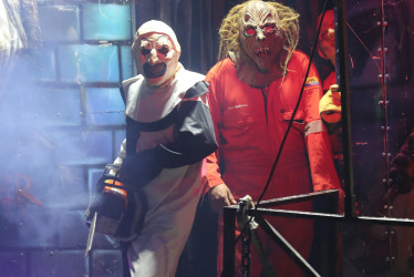 Cinco jóvenes relataron su experiencia en la Casa del Terror de la Feria de Manizales, ubicada en Chipre. Su salida del laberinto tenebroso, en medio de gritos y persecuciones.