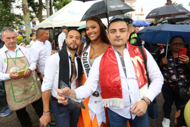 La representante de Colombia al Reinado Internacional del Café posó para la cámara con algunos ciudadanos de Villamaría que estuvieron atentos a su llegada al municipio