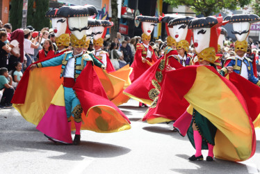Los trajes usados por esta cuadrilla del carnaval fueron elaborados por sus propios integrantes.  