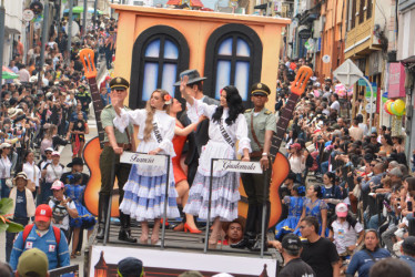 Las representantes de Francia y Guatemala en una carroza que rendía homenaje al tango, un género que también le marca el ritmo a la ciudad.