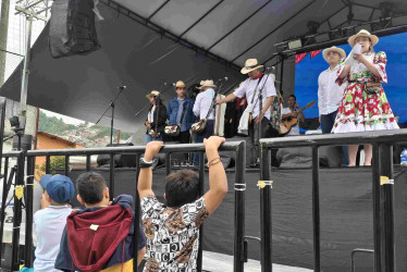 El Festival Regional y Nacional de la Trova de Manizales arrancó con 20 trovadores en San Cayetano. Varios asistieron en familia y los niños estuvieron en primera fila. Hoy sigue en Fátima. 