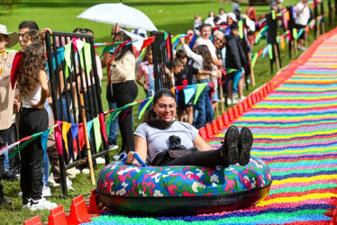 Por el Tobogán Arcoíris de 100 metros se deslizan adultos y niños. 
