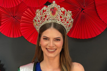 Cristiane Stipp, reina Internacional del Café 2025, durante su visita a LA PATRIA.