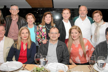 Fotos | Argemiro Idárraga | LA PATRIA José Gustavo Gómez Valencia, Gloria Patricia Hurtado Giraldo, presbítero Jairo Díaz Rodríguez, Luz Estella Giraldo Agudelo, Diego Hernán Gómez Valencia. Atrás: Gloria Matilde Gil Duque, Jorge William Gómez Valencia, Rosa Adela Gómez Valencia, Heroína Gómez Valencia, Luz Estella Gómez Valencia, Carlos Mario Flórez y Gloria Consuelo Gómez Valencia.