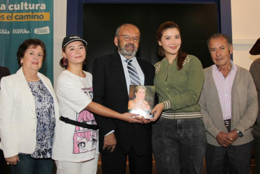 El autor de libro Jesús David Ospina, Ella y yo; José Elí Ospina, Nilsa Idárraga Idárraga, Luisa María Ospina, Jesús David Ospina, Elizabeth Ospina, José Efraín Ospina, y José Ricaurte Ospina.