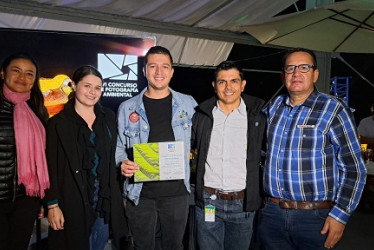 Fotos | Cortesía Corpocaldas | LA PATRIA Paula Andrea Loaiza Cruz, secretaria de Medio Ambiente de Caldas; Jessica Nieto Casallas; Esteban Gallego Ocampo, segundo lugar categoría Flora y Fungi; Luis Miguel Alzate, líder del Área de Gestión Ambiental de Chec; y Juan David Arango Gartner, director de Corpocaldas. 