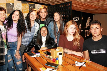 En el restaurante La Patatería se celebró el cumpleaños de Natalia Giraldo Ospina. En la imagen Natalia Giraldo en compañía de Jacobo Gutiérrez Acosta, Sebastián Betancurt, María Paula Escobar, Natalia Rodríguez, Sofía Morales, Melisa Giraldo y Juan José Bañol.
