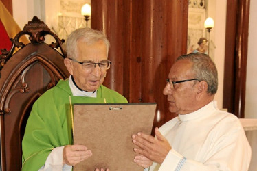 Fotos | Argemiro Idárrga | LA PATRIA     Gustavo Betancourth a nombre del Colegio Nacional de Periodistas, entrega una placa en homenaje al padre Efrain Castaño.