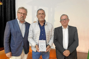 Mario César Restrepo Hoyos, escritor y exalcalde de Aranzazu, hizo la presentación de su libro Antología de la Brecha, una recopilación de ensayos y crónicas escritas en 96 páginas. Lo acompañan: Pedro Felipe Hoyos Kórbel y José Miguel Alzate, también escritor y encargado de la presentación del libro. El acto se realizó en el Centro Cultural de Aranzazu con transmisión por redes sociales y el canal local de televisión.