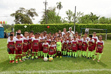 Grupo de niños con los nuevos uniformes del Club Inmedent.