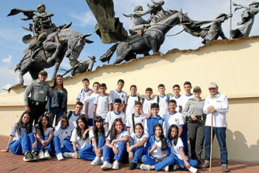 Foto | Argemiro Idárraga | LA PATRIA Carlos Alberto Herrera, subintendente de la Policía de Turismo; Yennifer Cardona; Cristian Caviedes, patrullero; Blanca Edith Rodriguez, de la Institución Educativa Malhabar y Grupo Juvenil Guardianes del Turismo y Patrimonio Nacional, visitaron el monumento a Los Colonizadores.