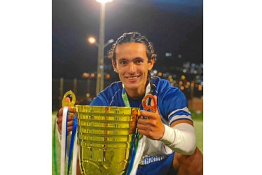 A Santiago Soto López sus amigos y familiares lo recuerdan como un joven apasionado por el fútbol, el deporte que amó. Falleció el pasado miércoles a la edad de 23 años. Se desctacó en clubes manizaleños como Formadores y la Universidad de Manizales. Estaba disputando el torneo de Reyes Magos con el equipo Ideas Constructivas-La Fiera Gutiérrez. El pasado domingo, antes de la final del torneo, se le realizó un homeja póstumo.